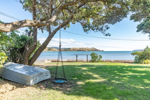 Brony's Beachfront Boarding Home - Accommodation New Zealand 0