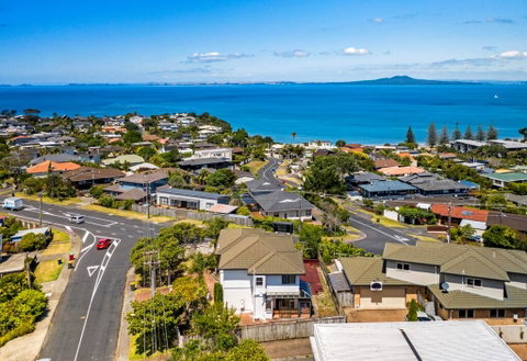 Browns Bay Sea View Home - Accommodation New Zealand 1