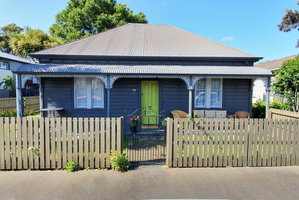 CBD large 3bdrm AirCon family home  garden with playground