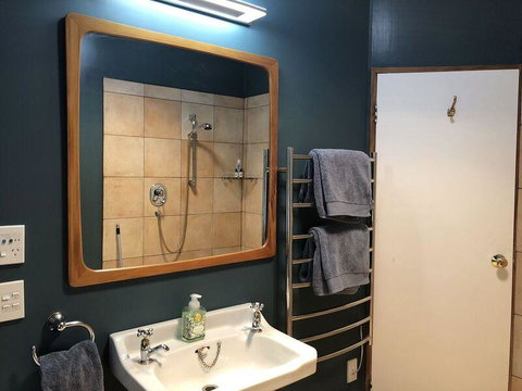 Central Wanaka | Lake & Mtn Views | Well Appointed - Accommodation New Zealand 3