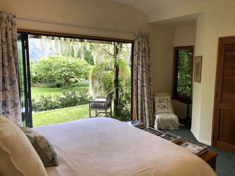 Central Wanaka | Lake & Mtn Views | Well Appointed - Accommodation New Zealand 0