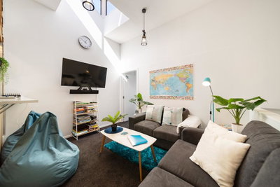 Central, Modern Loft Style Home - 2 Min Walk From Town