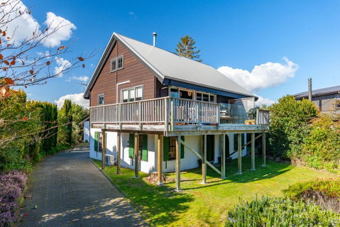 Chalet Mahuta - Five Mile Bay Holiday Home - Accommodation New Zealand 1