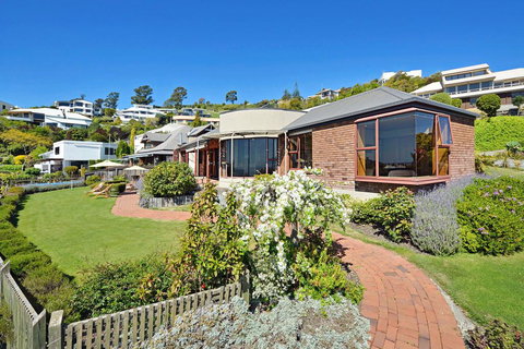 Cliff-top Holiday Home - Accommodation New Zealand 2