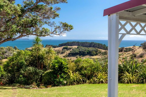 Crescent Villa - Accommodation New Zealand 0