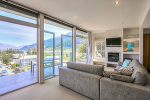 Diamond Villa - Lake Views Central Location