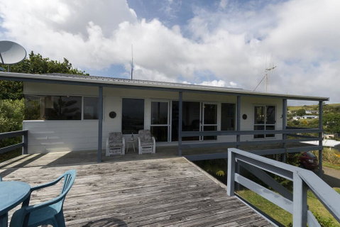 Dolphin View - Cable Bay Bach - Accommodation New Zealand 3