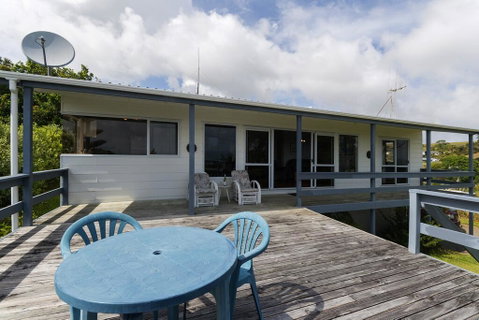Dolphin View - Cable Bay Bach - Accommodation New Zealand 1