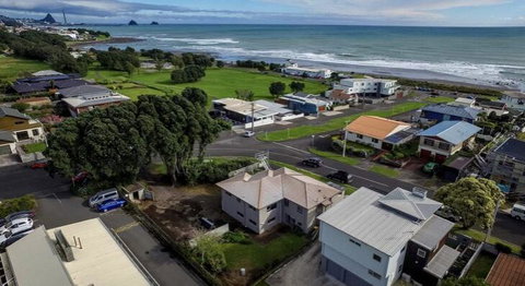 East End Beach & Coastal Walkway At The Doorstep - Accommodation New Zealand 1