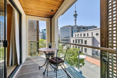 Enormous One Bedroom Beauty In CBD! Free Parking