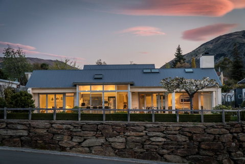 Faulks Terrace - Sleeps 6 - Lake & Mountain Views - Walk To Town - Accommodation New Zealand 0