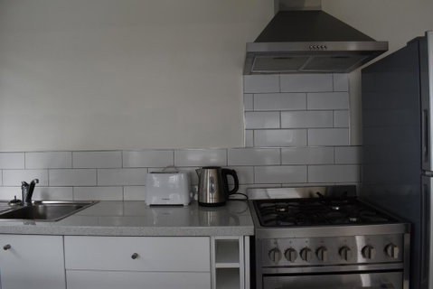 Full Apartment With Parking - Accommodation New Zealand 1