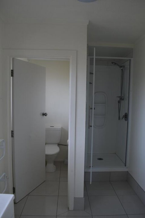 Full Apartment With Parking - Accommodation New Zealand 3