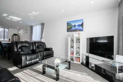 Gorgeous 3 Bedroom Townhouse With Car Park