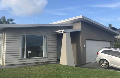 Hamilton Family Home With Pool - Accommodation New Zealand 0