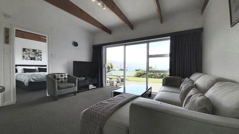 Hawea Apartment, Lake And Mountain Views!! - Accommodation New Zealand 1