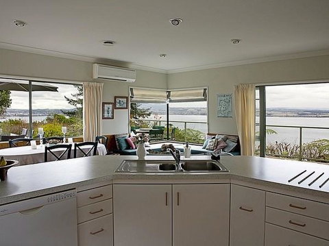 Hello House - Acacia Bay Holiday Home - Accommodation New Zealand 2