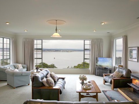 Hello House - Acacia Bay Holiday Home - Accommodation New Zealand 1