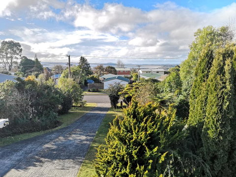 Hillside Heaven Quiet And Comfortable - Accommodation New Zealand 2