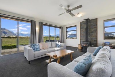 Infinity Views - Modern Wanaka Holiday Home