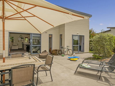 Kick Back In Kelly Jade - Matarangi Holiday Home