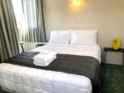 Kiwi Bach Close To Town - Accommodation New Zealand 0