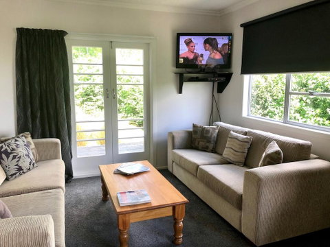 Kiwi Bach Close To Town - Accommodation New Zealand 2