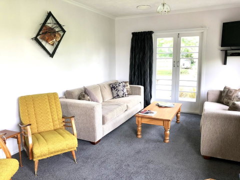 Kiwi Bach Close To Town - Accommodation New Zealand 1