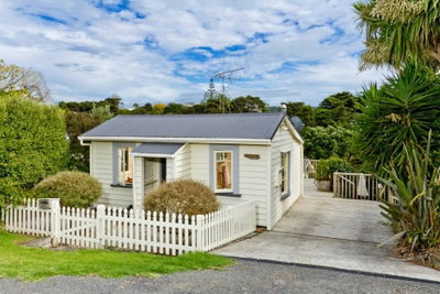 Kowhai Cottage & Studio - Raglan Holiday Home