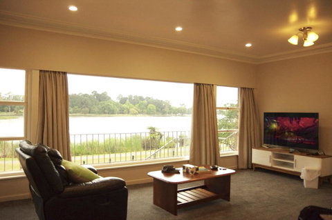 Lake Domain Holiday House - Accommodation New Zealand 0