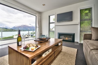 Lake Views On De La Mare - Queenstown Holiday Apartment
