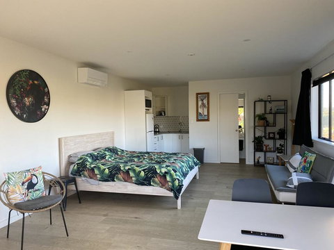 Large Super King Studio On Kapiro - Accommodation New Zealand 2