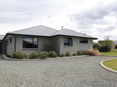 Lawson Burrows Retreat - Te Anau Holiday Home