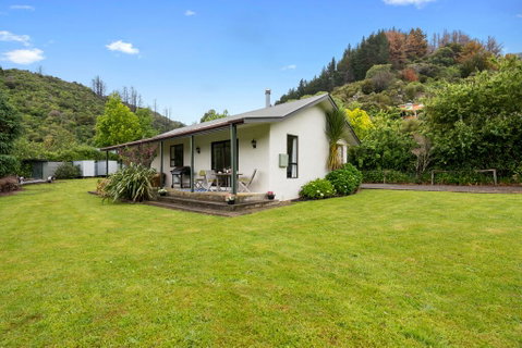 Manuka Retreat - Ngakuta Bay - Accommodation New Zealand 0