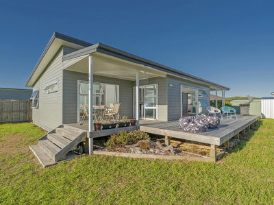 Modern Family Beach House - Matarangi Holiday Home
