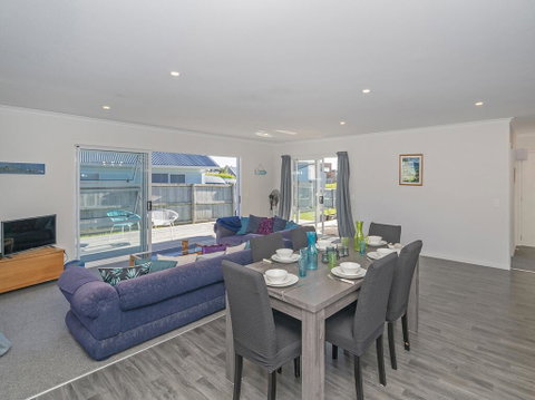 Modern Family Beach House - Matarangi Holiday Home - Accommodation New Zealand 2