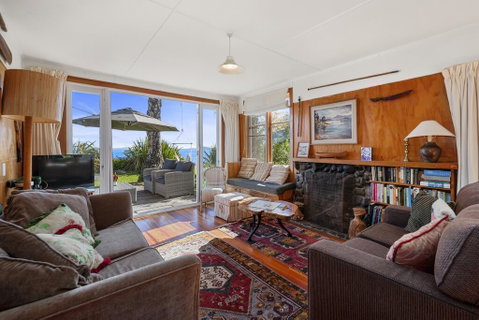 North Cole Cottage - Hatepe Lake Front And Pet Friendly Holiday Home - Accommodation New Zealand 1