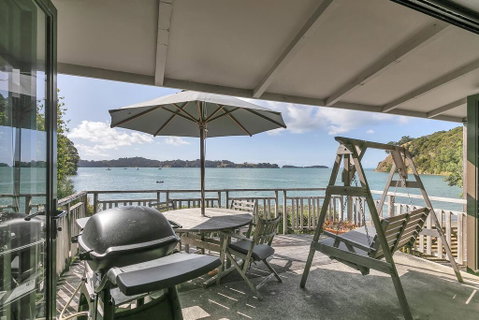 On The Beach - Mahurangi West Holiday Home - Accommodation New Zealand 0