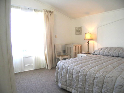 Opononi Hotel - Accommodation New Zealand 2
