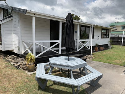 Papamoa Beach Bach
