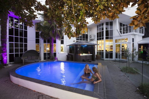 Pavilions Hotel - Accommodation New Zealand 0