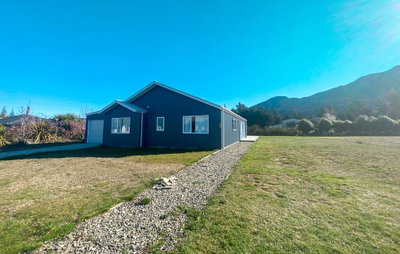 Peaceful Warm And Sunny In Lake Hawea