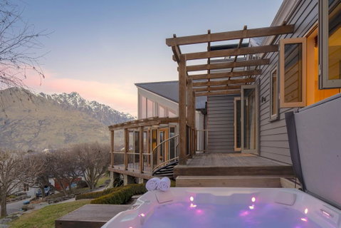 Pinnacle Villa By MajorDomo - Accommodation New Zealand 2