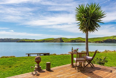 Point Of Difference - Waterfront Raglan Holiday Home