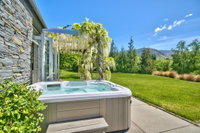 Queenstown Retreat with Hot Tub