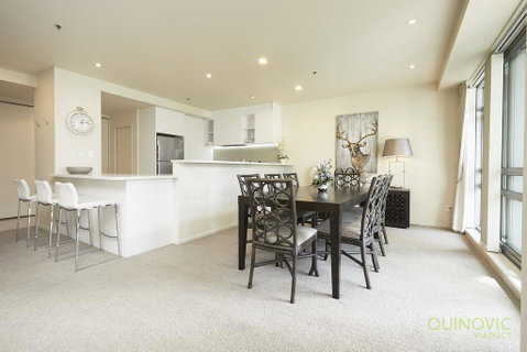 QV Spacious Bright Apt Balconies And Parking- 932 - Accommodation New Zealand 3