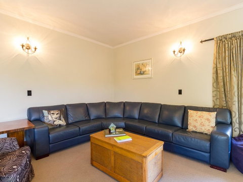 Relax At Wanaka - Wanaka Holiday Home With Wifi - Accommodation New Zealand 1