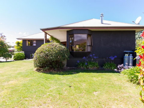 Relax At Wanaka - Wanaka Holiday Home With Wifi - Accommodation New Zealand 2